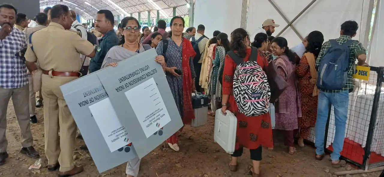 കേരളത്തിൽ നാളെ തെരഞ്ഞെടുപ്പ്: വോട്ടിങ് യന്ത്രങ്ങള്‍ വിതരണം ചെയ്‌തു തുടങ്ങി