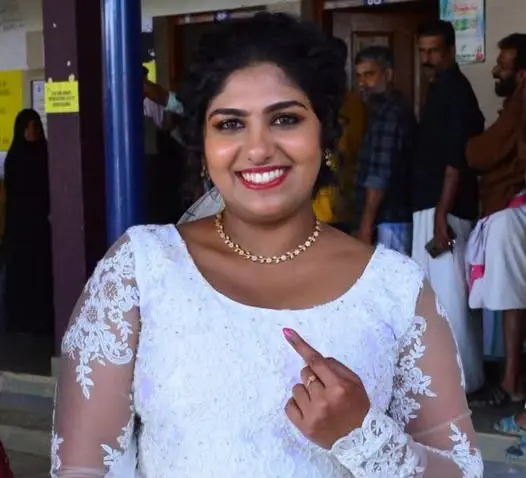 വിവാഹ ചടങ്ങിനു മുൻപ് പോളിംഗ് ബൂത്തിലെത്തി വധു; സംസ്ഥാനത്ത് ആവേശകരമായ പോളിംഗ് തുടരുന്നു