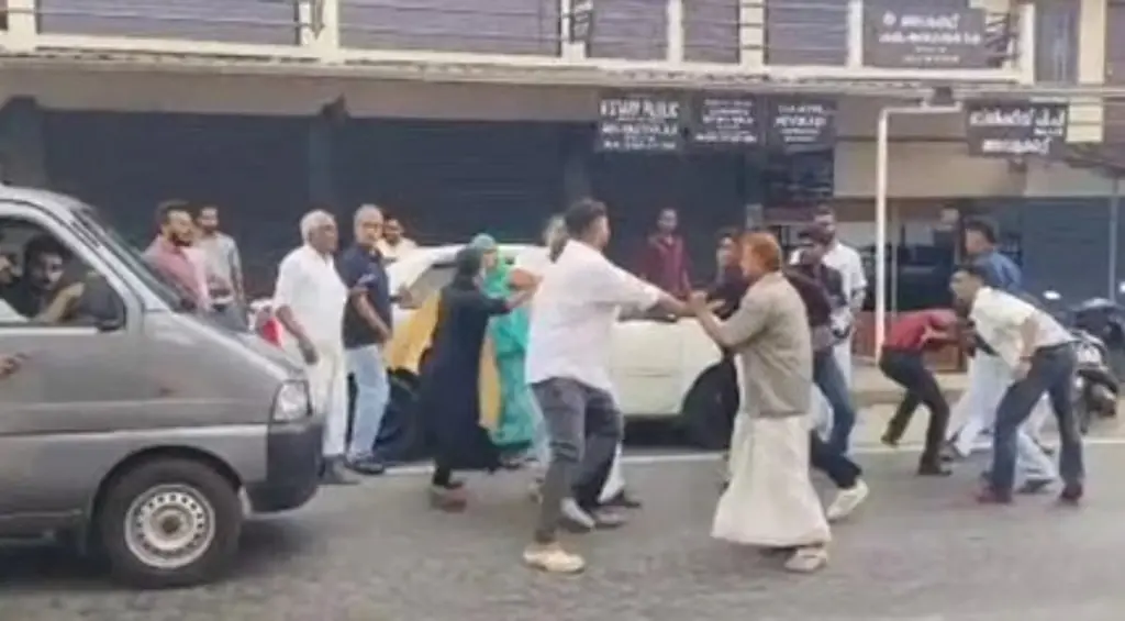 കോടതി കാമുകനൊപ്പം പോകാന്‍ അനുവദിച്ച യുവതിയുടെ സുഹൃത്തുക്കളും ബന്ധുക്കളും തമ്മിൽ കൂട്ടയടി