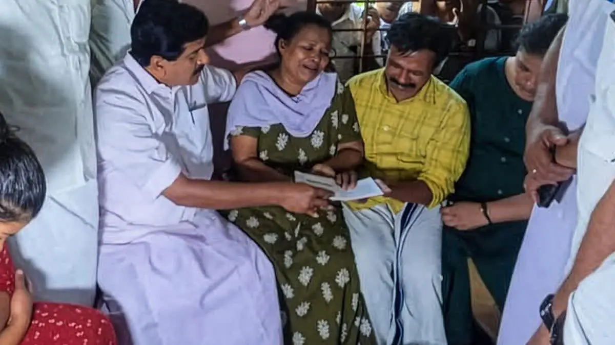 നിതിൻ രാജിൻ്റെ കുടുംബത്തിന്  കോൺഗ്രസ്സിൻ്റെ കൈത്താങ്ങ്; വീട് നിർമാണത്തിനുള്ള ആദ്യഗഡു കൈമാറി