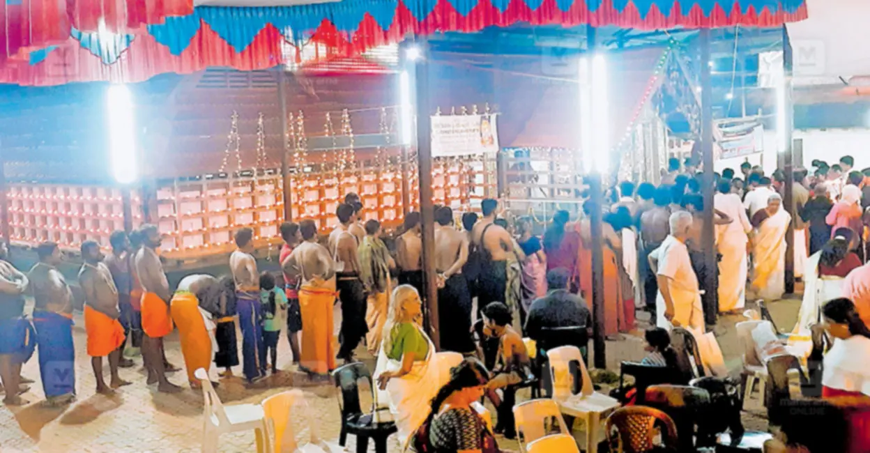 പന്തളം കൊട്ടാരത്തിലെകാണിപ്പൊന്ന് കാണാതായി ; അന്വേഷണം മുറുകിയപ്പോള്‍  തിരികെയെത്തി