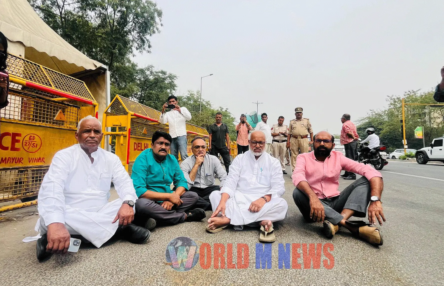   സിഐടിയു ഭാരവാഹികളെ കസ്റ്റഡിയിലെടുത്തു : നോയിഡയില്‍ പ്രതിഷേധിച്ച് സിപിഐഎം പ്രതിനിധി സംഘം