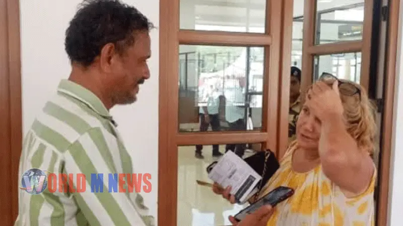 നഷ്ടപ്പെട്ടെന്ന് കരുതിയ  വിലകൂടിയ ഐഫോൺ വിദേശവനിതയ്ക്ക് തിരിച്ചുനൽകി മാതൃകയായി ടാക്സിഡ്രൈവർ