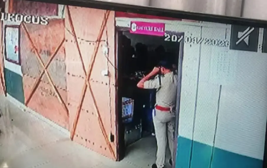 വോട്ടിങ് യന്ത്രങ്ങള്‍ സൂക്ഷിച്ചിരുന്ന സ്‌ട്രോങ് റൂം തുറന്നതായി ആരോപണം