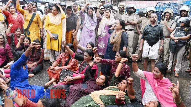‘പോടാ പുല്ലേ പൊലീസേ, കാക്കിയിട്ടൊരു ഗുണ്ടകളേ,": മുൻ കേരളാ ഡിജിപിയുടേയും സഹപാർട്ടിപ്രവർത്തകരുടേയും പ്രതിഷേധ പ്രകടനം 