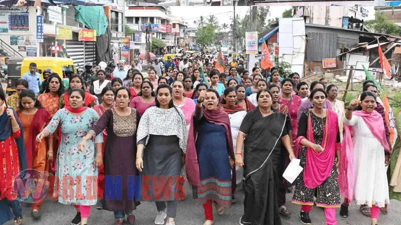 ‘പോടാ പുല്ലേ പൊലീസേ, കാക്കിയിട്ടൊരു ഗുണ്ടകളേ,": മുൻ കേരളാ ഡിജിപിയുടേയും സഹപാർട്ടിപ്രവർത്തകരുടേയും പ്രതിഷേധ പ്രകടനം