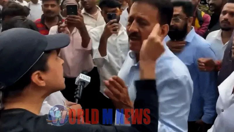  "യാത്രക്കാർക്ക്  അസൗകര്യമുണ്ടായതിൽ  ഖേദിക്കുന്നു" :  യാത്രക്കാരിയുടെ " കടക്കൂ പുറത്ത് " ആജ്ഞയ്‌ക്ക്‌ ശേഷം   പ്രതികരിച്ച്‌ മന്ത്രി