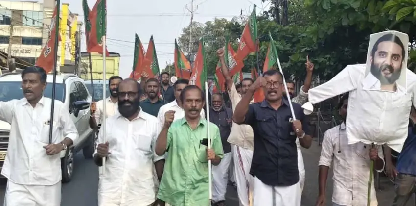 ബിജെപിയിൽ പൊട്ടിത്തെറി; കോഴിക്കോട് ജില്ലാ പ്രസിഡന്റ് പ്രഫുൽ കൃഷ്ണയുടെ കോലം കത്തിച്ച് ബിജെപി പ്രവർത്തകർ