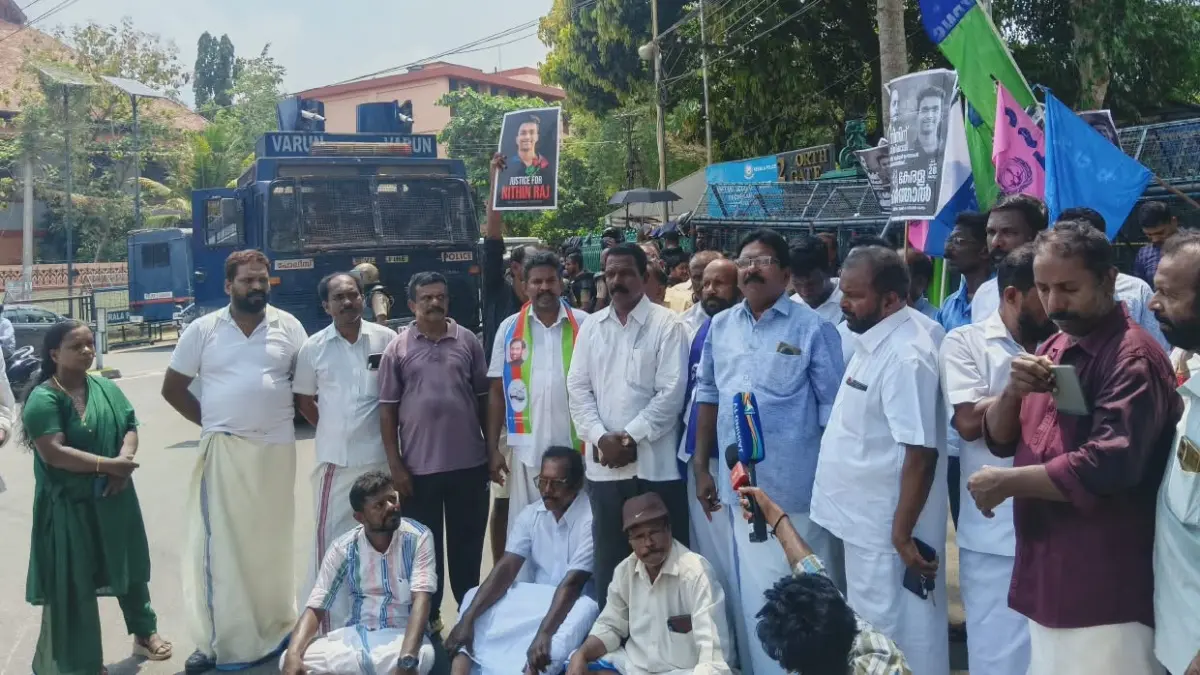  നിതിന്‍ രാജിൻ്റെ മരണം:  ദളിത് സംഘനടനളുടെ ഹര്‍ത്താല്‍ ശക്തം, കടകള്‍ അടപ്പിച്ചും വാഹനങ്ങള്‍ തടഞ്ഞും സമരാനുകൂലികള്‍