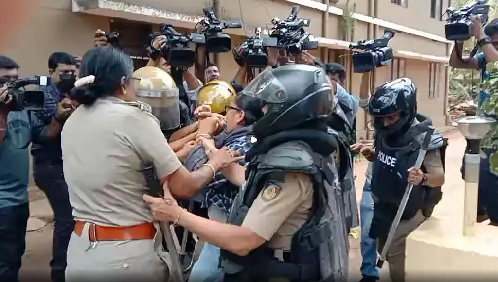 പ്രതിഷേധസമരത്തിനിടെ  കമ്മിഷണറുടെ ആസ്ഥാനത്തേക്ക് ഓടിക്കയറി യുവതി