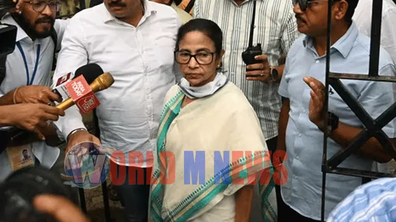  സ്ട്രോങ് റൂമിന് പുറത്ത് തൃണമൂൽ  കുത്തിയിരിപ്പ് സമരം; ഇവിഎം തട്ടിപ്പ് ആരോപിച്ച് മമത 