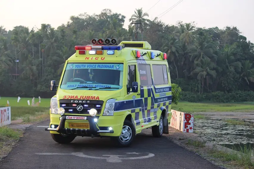 പേ വിഷബാധയേറ്റ രോഗി ആംബുലന്‍സിൻ്റെ  ചില്ല് തകര്‍ത്ത് പുറത്തേക്കോടി: മൃതദേഹം ഓടയില്‍ കണ്ടെത്തി 