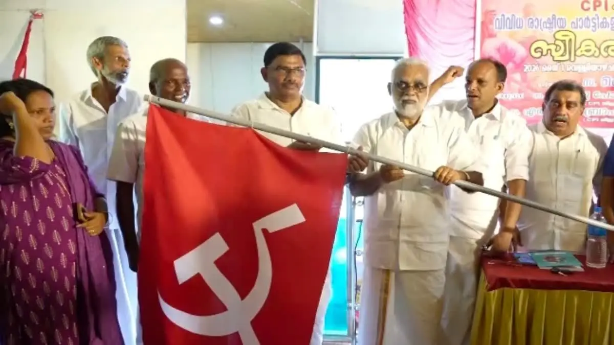 CPM കുത്താട്ടുകുളം മുൻ ഏരിയ സെക്രട്ടറി ഷാജു ജേക്കബ് അടക്കം 53 പേർ സിപിഐയിൽ ചേർന്നു