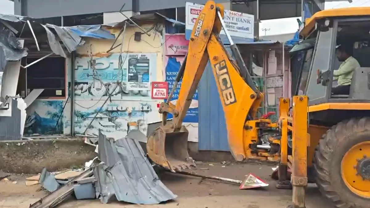 പൂപ്പാറയിൽ പുഴ കൈയേറിയുള്ള കെട്ടിടങ്ങൾ റവന്യുവകുപ്പ്  പൊളിച്ചുമാറ്റുന്നു