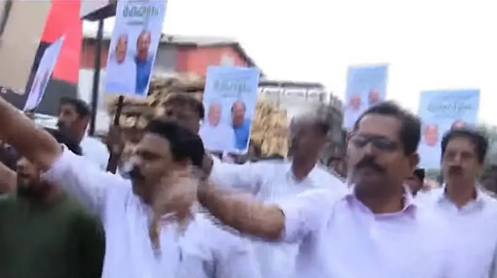 "പടനയിച്ചവൻ കേരളം ഭരിക്കട്ടെ ": വിഡിസതീശനെ മുഖ്യമന്ത്രി ആക്കണം എന്നാവശ്യപ്പെട്ട് തെരുവിലിറങ്ങി കോൺഗ്രസ്സ് പ്രവർത്തകർ 