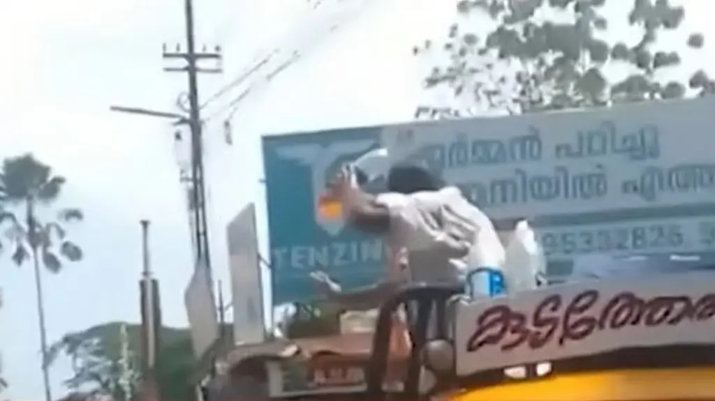 വിഡി സതീശനെ മുഖ്യമന്ത്രിയാക്കണം; ദേഹത്ത് പെട്രോള്‍ ഒഴിച്ച് കോണ്‍ഗ്രസ് പ്രവര്‍ത്തകൻ്റെ  ആത്മഹത്യാശ്രമം