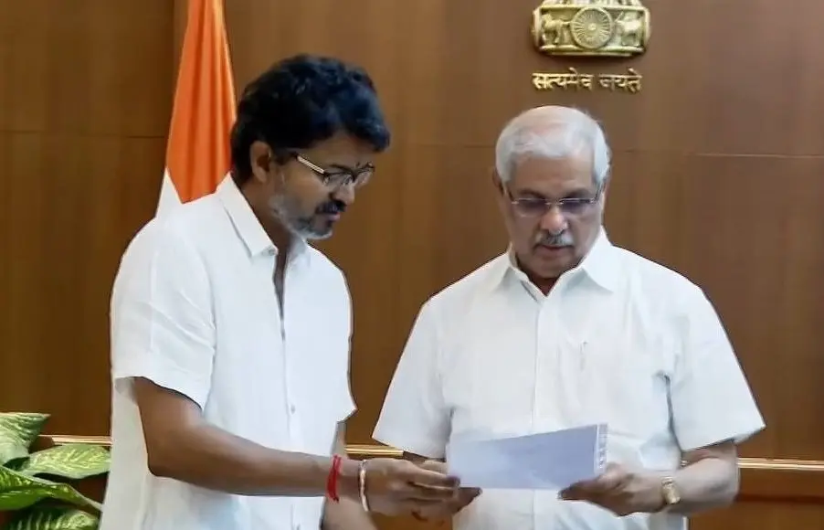  118 പേരുടെ പിന്തുണ തെളിയിക്കാൻ കഴിഞ്ഞില്ലെന്ന് ലോക്ഭവൻ :  വിജയ്‌യുടെ സത്യപ്രതിജ്ഞ അനിശ്ചിതത്വത്തിൽ