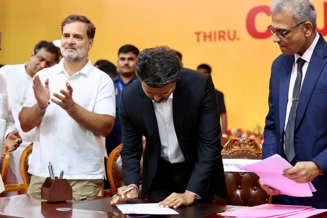 തമിഴകത്ത് മുഖ്യമന്ത്രിയായി അധികാരമേറ്റ് വിജയ്, ആശംസകളറിയിച്ച് പ്രമുഖർ