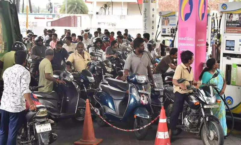 ഇന്ധന പ്രതിസന്ധി; പെട്രോൾ, ഡീസൽ വില ലിറ്ററിന് അഞ്ചു രൂപ വരെ ഉയർന്നേക്കും