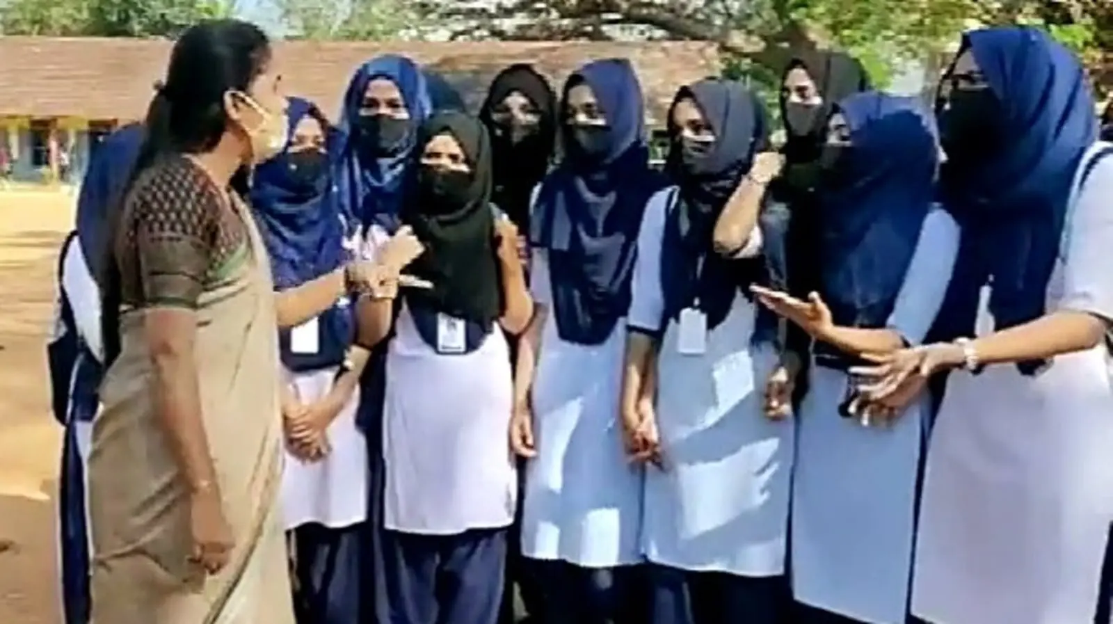 2022 ലെ ഹിജാബ് ഉത്തരവ് കർണാടക റദ്ദാക്കി,  മതചിഹ്നങ്ങൾക്ക് അനുമതി നൽകി