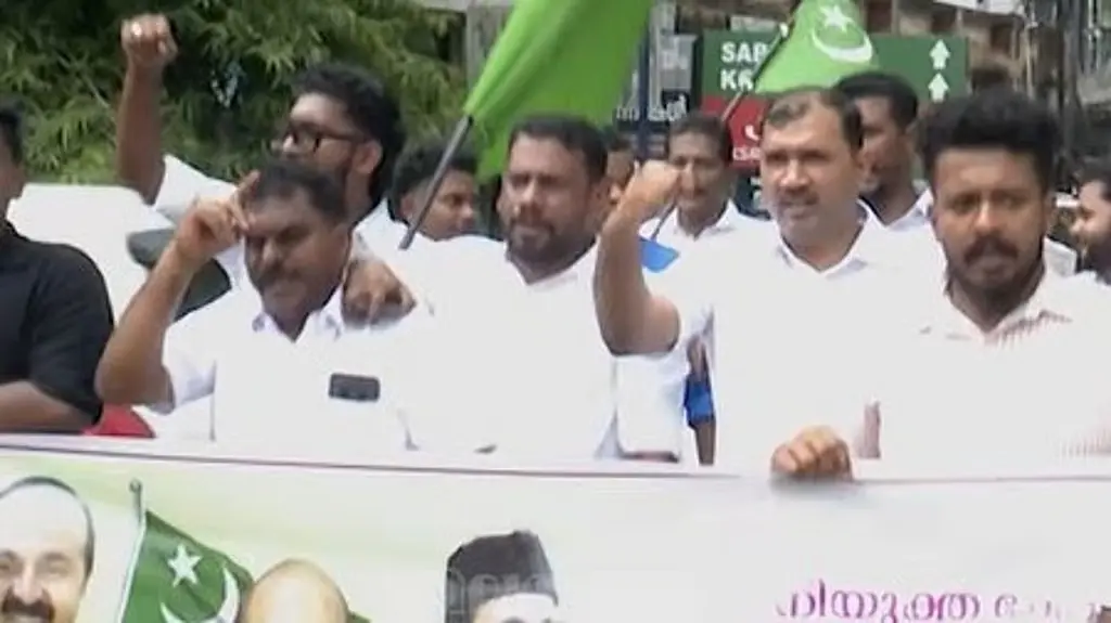 ആഹ്ളാദപ്രകടനത്തിൽ  ജി സുകുമാരന്‍ നായര്‍ക്കും വെള്ളാപ്പള്ളിക്കുമെതിരെ അസഭ്യവര്‍ഷവുമായി മുസ്ളീംലീഗ് 