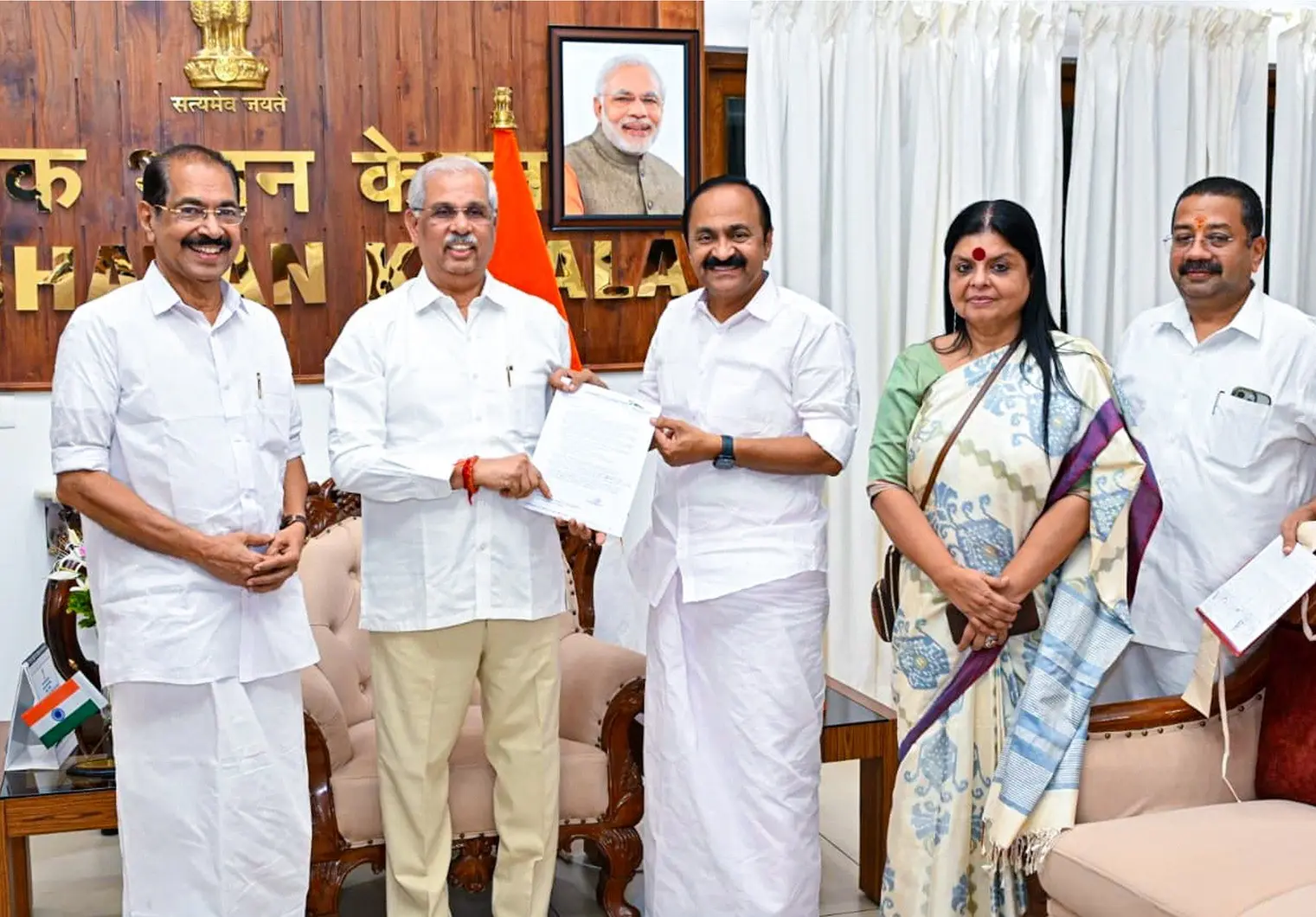  സർക്കാർ  രൂപീകരണത്തിനായി നിയുക്ത  മുഖ്യന്ത്രി ഗവർണ്ണറെ കണ്ടു : സത്യപ്രതിജ്ഞ മെയ് 18 ന് 