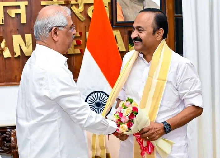 സർക്കാർ രൂപീകരണത്തിനായി നിയുക്ത മുഖ്യന്ത്രി ഗവർണ്ണറെ കണ്ടു : സത്യപ്രതിജ്ഞ മെയ് 18 ന്