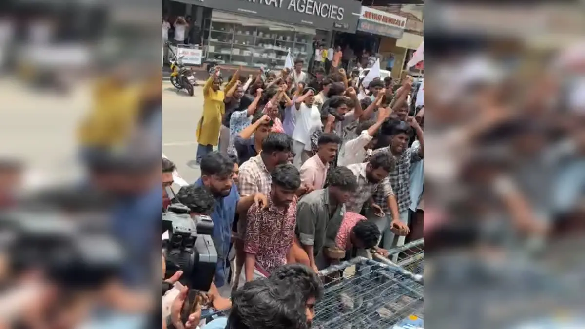 പൊലീസുകാർക്കെതിരെ കൊലവിളി; 50 എസ്എഫ്ഐ പ്രവർത്തകർക്കെതിരെ കേസ്