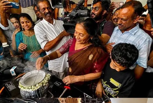 ടൗണ്‍ഷിപ്പിലെ ആദ്യ താമസക്കാര്‍ക്ക് ആശംസകള്‍ അറിയിച്ച് പിണറായി വിജയന്‍