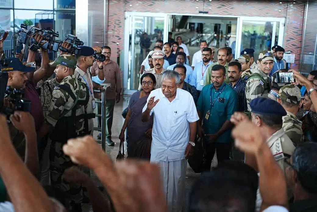 പ്രതിപക്ഷ നേതാവ്  പിണറായി വിജയന്‍ കണ്ണൂർ  വിമാനത്താവളത്തില്‍ ഉജ്ജ്വല സ്വീകരണം