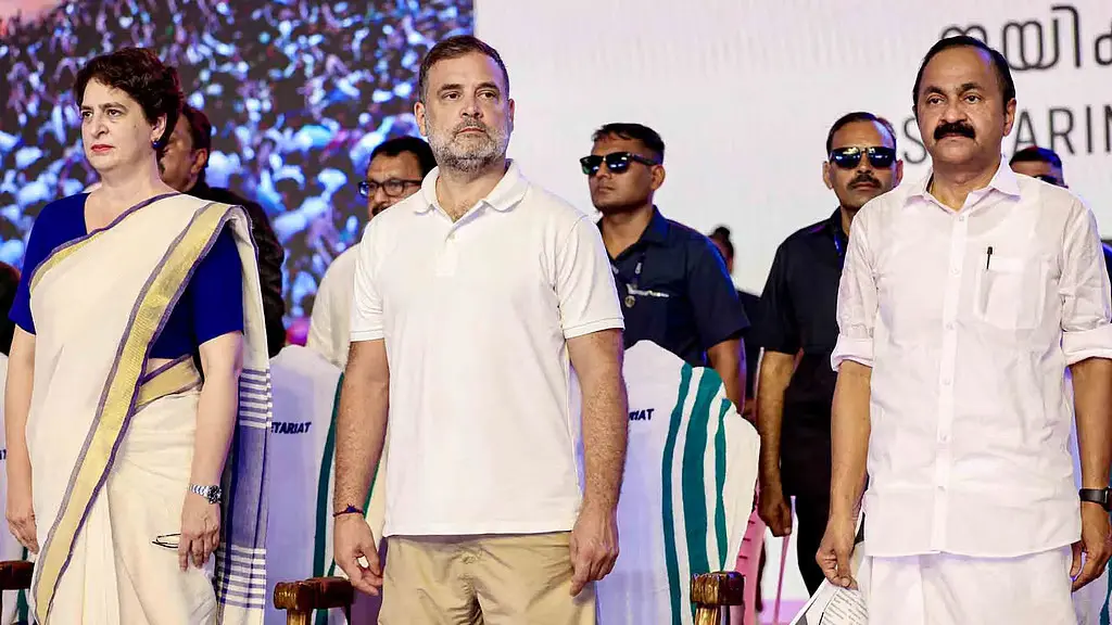 സത്യപ്രതിജ്ഞാ ചടങ്ങിൽ വന്ദേമാതരം മുഴുവനായി ആലപിച്ചതിലും   വിവാദo