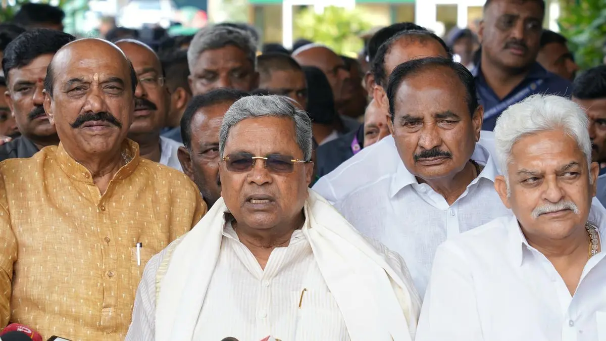 കർണാടക മുഖ്യമന്ത്രി നാളെ രാജിവെക്കുമെന്ന് സൂചന ; ഗവർണറുടെ സമയം തേടി സിദ്ധരാമയ്യ