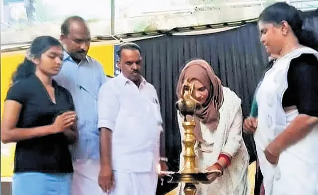 ഉദ്‌ഘാടനം നിലവിളക്ക് കൊളുത്തി  നിർവഹിച്ച് ഫാത്തിമ തഹ്‌ലിയ; പിന്തുണച്ചും എതിർത്തും  മുസ്ളീം നേതാക്കൾ 