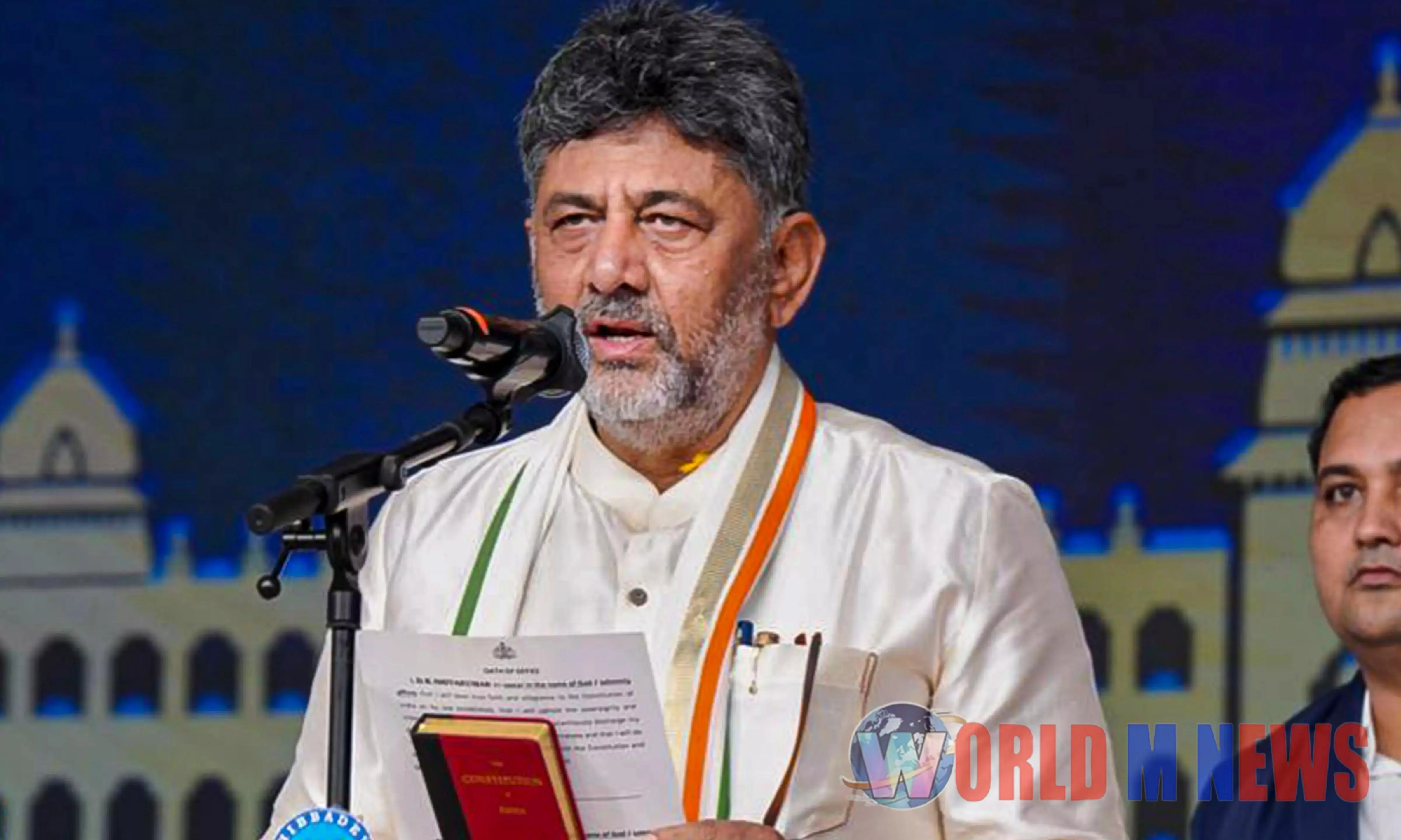 കർണ്ണാടക മുഖ്യമന്ത്രിയായി ഡികെ ശിവകുമാർ അധികാരമേറ്റു : സത്യപ്രതിഞ്ജ ആത്മീയഗുരുവിൻ്റെ നാമത്തിൽ 
