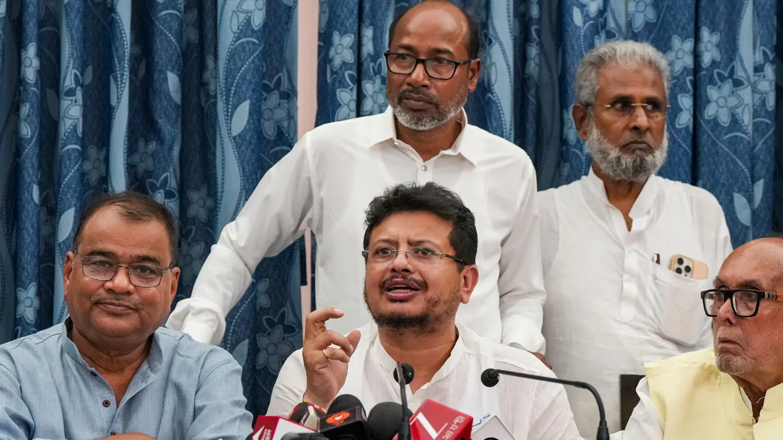 തൃണമൂൽ കോൺഗ്രസ്  പിളർപ്പിലേക്ക് :  വിമത നേതാവ് ഋതബ്രത ബാനർജി പ്രതിപക്ഷ നേതാവ് 