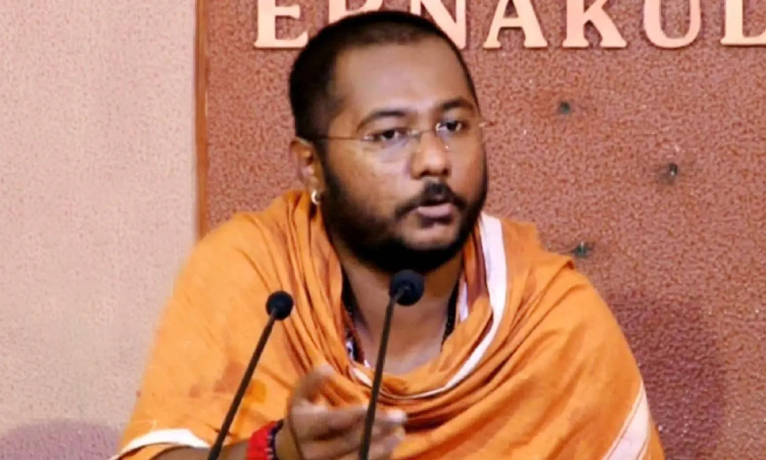 "കൊച്ചിയിൽ മുളകിന്റെ പേരിൽ ഹോട്ടൽ നടത്തുന്ന ബിസിനസുകാരൻ ലഹരി ഒഴുക്കുന്നു": ഹിമവൽ ഭദ്രാനന്ദ