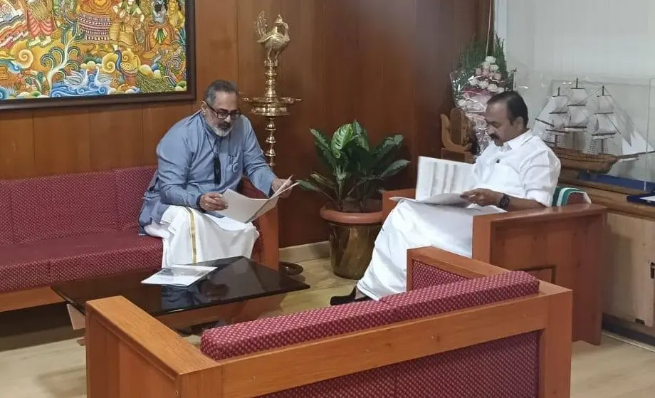 "ചിലരുടെത്  നാട്ടിലെ യഥാർത്ഥ പ്രശ്നങ്ങളുമായി യാതൊരു ബന്ധവുമില്ലാത്ത ഒരു വിചിത്ര രാഷ്ട്രീയം "