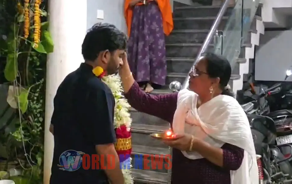 'പാറ്റകളു'ടെ ലോകനേതാവിനെ  മാലയിട്ടും ആരതി ഉഴിഞ്ഞും  സ്വീകരിച്ച് കുടുംബം