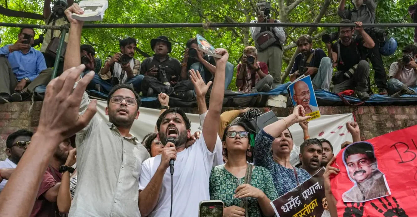 വിദ്യാഭ്യാസ മന്ത്രിയുടെ രാജി ആവശ്യപ്പെട്ട് ‘കോക്രോച്ച് ജനത പാർട്ടി’:ജന്തർ മന്തറിൽ വൻ യുവജന പങ്കാളിത്തം