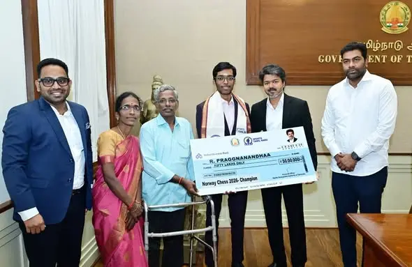 ആർ. പ്രഗ്നാനന്ദയ്ക്ക് മുഖ്യമന്ത്രിയുടെ ആദരവ് : 50 ലക്ഷം രൂപ പാരിതോഷികം നൽകി