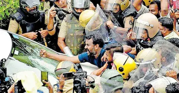 ഇഡി ഉദ്യോഗസ്ഥരെ ആക്രമിച്ച കേസ്: പ്രതികളുമായി പിണറായി വിജയന്റെ വീടിന് മുന്നിൽ തെളിവെടുപ്പ് നടത്തി