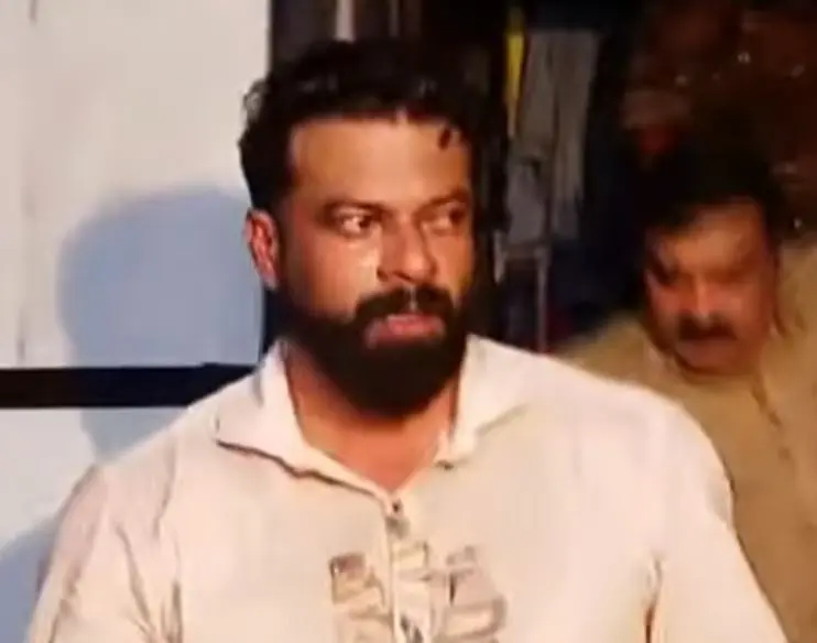ഒളിവിലായിരുന്ന BJP കൗൺസിലർ പിടിയിൽ; പോലീസിനെ ആക്രമിച്ചതോടെ ആകാശത്തേക്ക് വെടിയുതിർത്തു