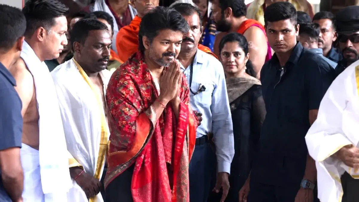 കൊല്ലൂർ മൂകാംബിക ക്ഷേത്രത്തിലെത്തി തിരുനടയിൽ വെള്ളി വാൾ സമർപ്പിച്ച്  മുഖ്യമന്ത്രി വിജയ് 