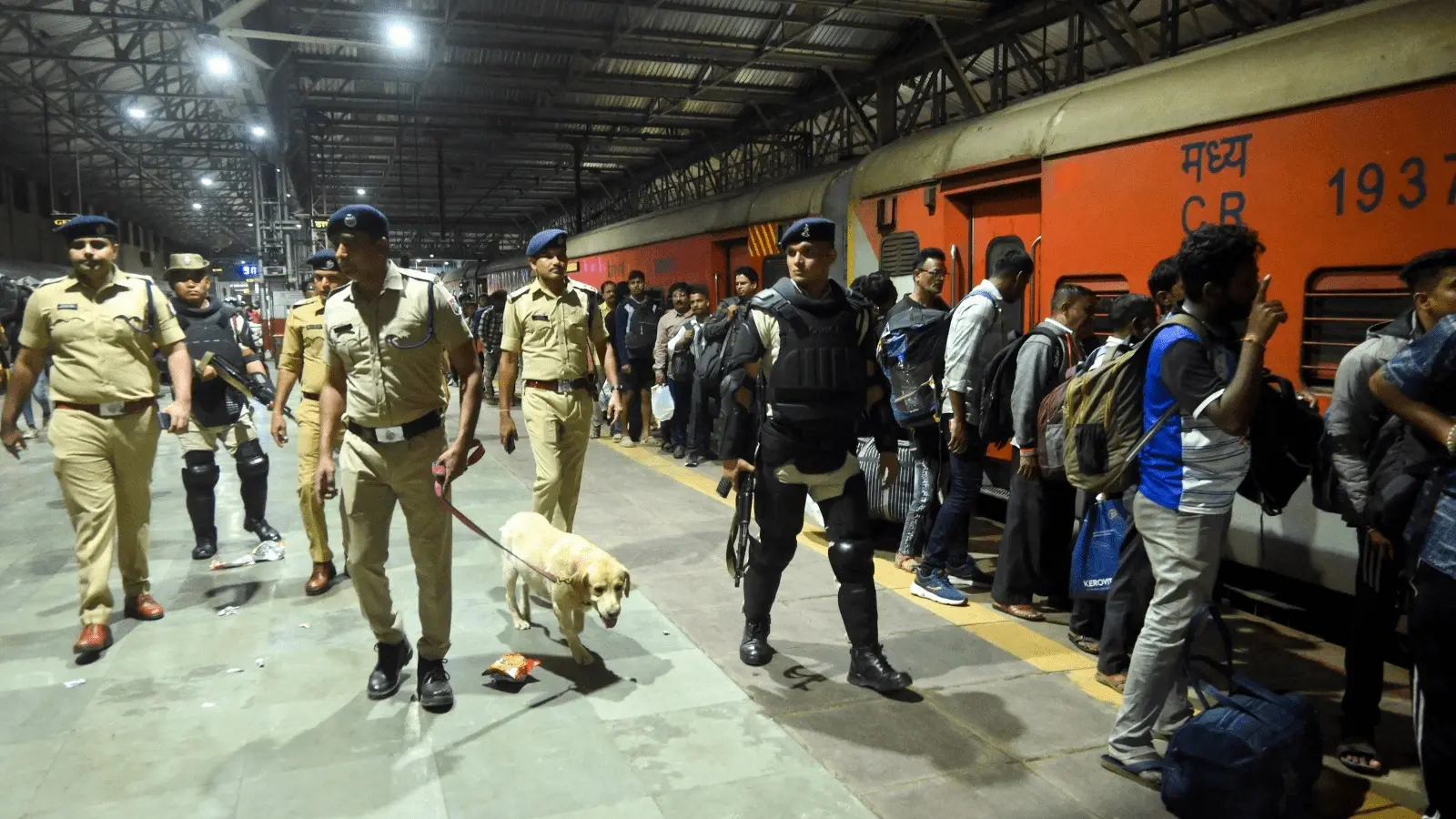 ട്രെയിനിൽ തീപിടുത്തമെന്ന വ്യാജവാർത്ത; ട്രാക്കിലേക്കിറങ്ങിയ യാത്രക്കാരെ എതിരെ വന്ന ട്രെയിൻ ഇടിച്ച് നാല് മരണം
