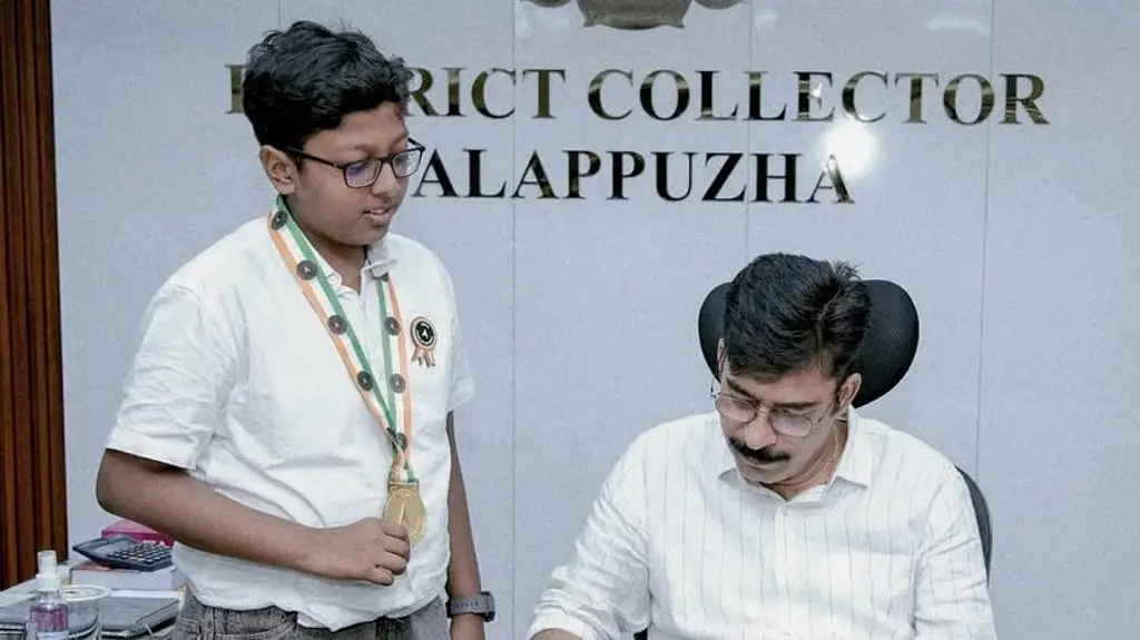 ലളിതാസഹസ്രനാമം ഇംഗ്ലീഷിലേക്ക് വിവർത്തനം ചെയ്ത 13കാരന് 'ഇന്ത്യ ബുക്ക്സ് ഓഫ് റെക്കോർഡ്സി'ൻ്റെ അംഗീകാരം