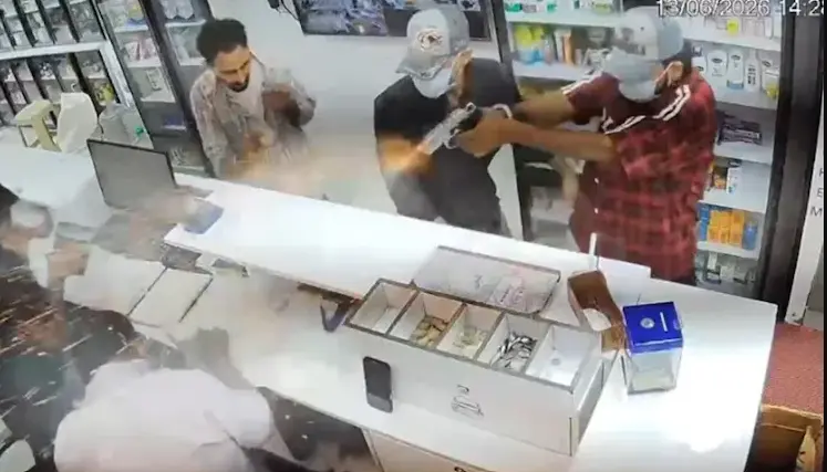 മെഡിക്കൽ സ്റ്റോർ ജീവനക്കാരൻ്റെ കൊലപാതകം: രക്ഷപ്പെടാനുള്ള ശ്രമത്തിനിടെ പ്രതികൾ പോലീസുമായുള്ള ഏറ്റുമുട്ടലിൽ പിടിയിൽ