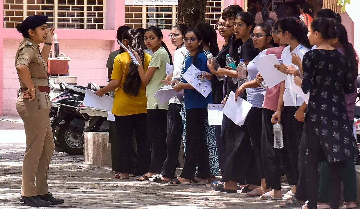 നീറ്റ് പുനഃപരീക്ഷ ആരംഭിച്ചു: വൈകിയെത്തിയ വിദ്യാർത്ഥികൾക്ക് പ്രവേശനം നിഷേധിച്ചു