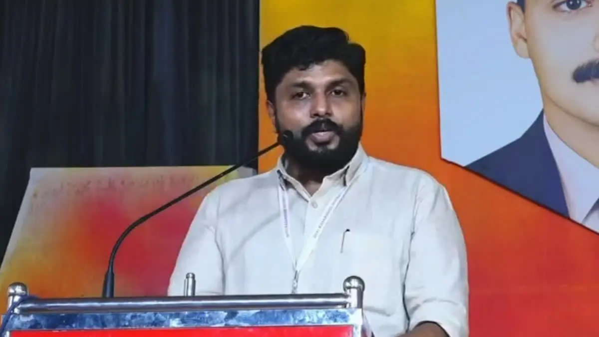 "മാധ്യമങ്ങൾ ഡിവൈഎഫ്ഐയെ നിരന്തരം അധിക്ഷേപിക്കുന്നു'; കയ്യും കെട്ടി നോക്കി നിൽക്കില്ല " : വി വസീഫ്