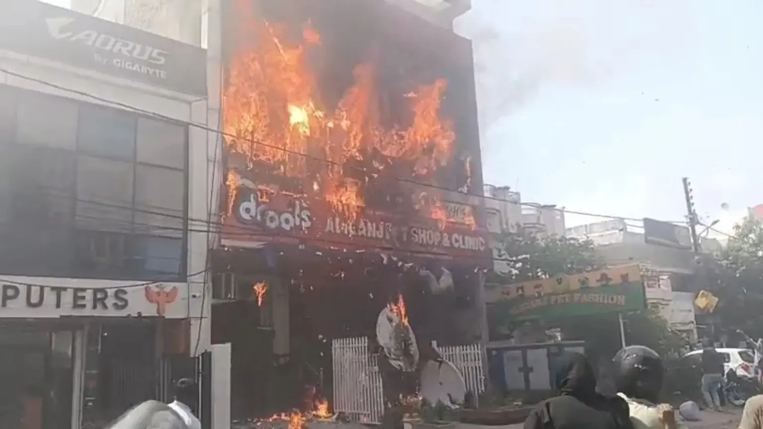കോച്ചിംഗ് സെന്ററിൽ വൻ തീപിടിത്തം; 15 പേർ മരിച്ചു, മരണഭീതിയിൽ കെട്ടിടത്തിൽ നിന്ന് ചാടി വിദ്യാർത്ഥികൾ