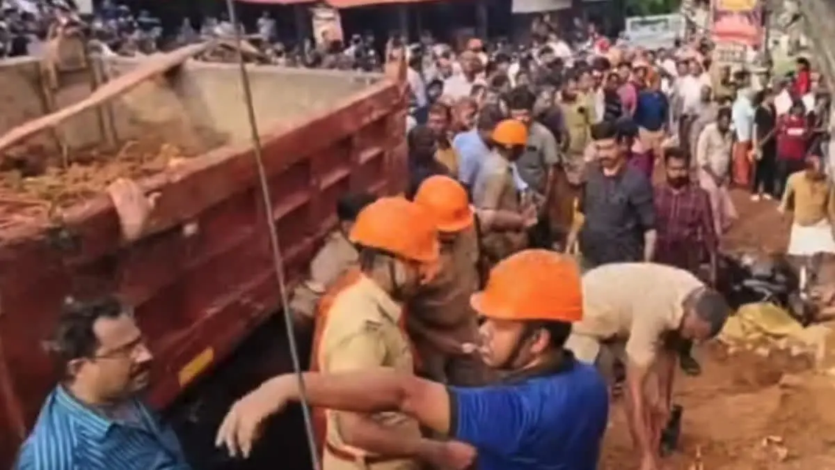നാടിനെ നടുക്കിയ ദുരന്തം!  ബസ് കാത്തിരിപ്പ് കേന്ദ്രത്തിലേക്ക് ടിപ്പര്‍ ലോറി പാഞ്ഞുകയറി മൂന്ന് മരണം